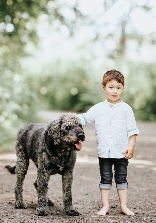 Familjefotografering i Umeå, en pojke fotograferas med sin hund
